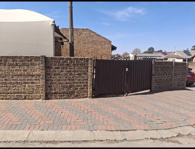 2 BEDROOM FREEHOLD FOR SALE IN DAVEYTON